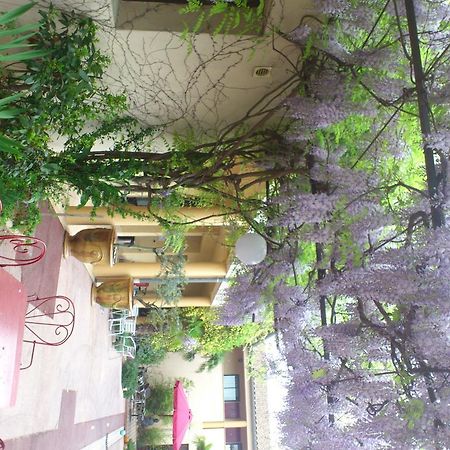 Hotel Le Relais Du Luberon Maubec  Екстериор снимка